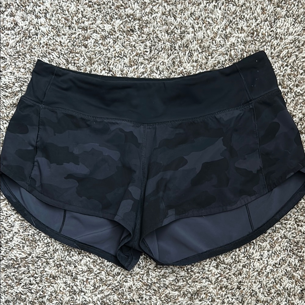 Lululemon Athletica Speed Up Black camo Athletic Shorts 2.5 inseam low rise sz 6